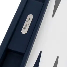 Эксклюзивный набор для игры в нарды "Baptiste" из кожи, сине-белый Эксклюзивный набор для игры в нарды "Baptiste" из кожи, сине-белый