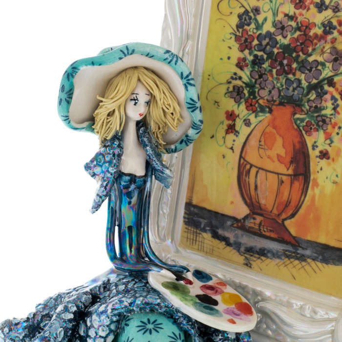 Porcelain figurine "Lady draws"