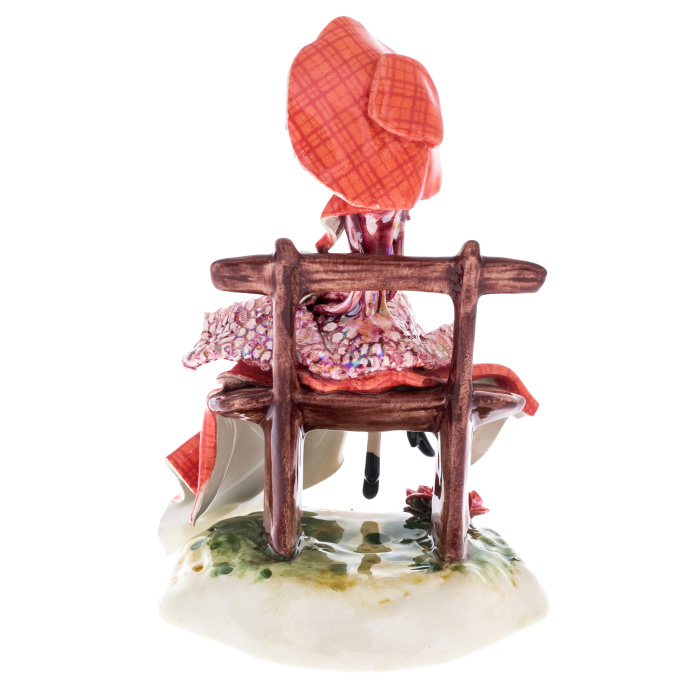 Porcelain statuette "Lady on the bench" red