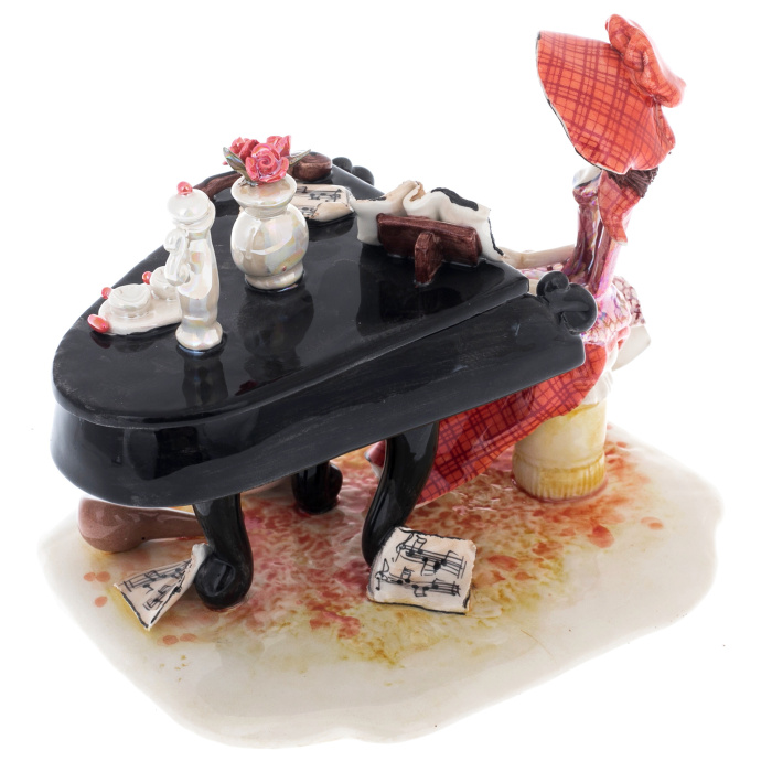 Porcelain statuette "Lady with piano" red