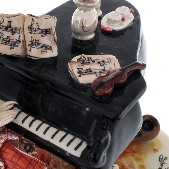 Porcelain statuette "Lady with piano" red