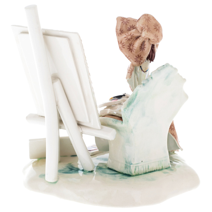 Porcelain statuette "Lady draws" brown