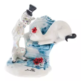 Статуэтка из фарфора "Пара кошек на кресле"