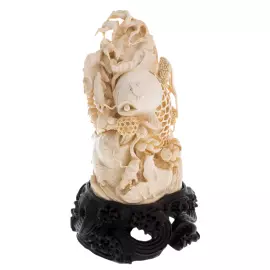 Скульптура из бивня мамонта "Карпы"