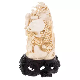 Скульптура из бивня мамонта "Карпы"