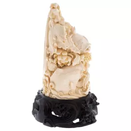 Скульптура из бивня мамонта "Карпы"