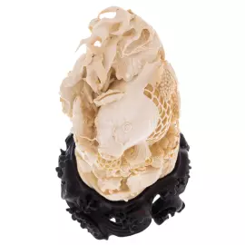 Скульптура из бивня мамонта "Карпы"