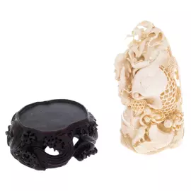 Скульптура из бивня мамонта "Карпы"