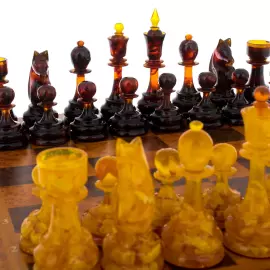 Шахматы из капа с янтарными фигурами