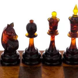 Шахматы из капа с янтарными фигурами