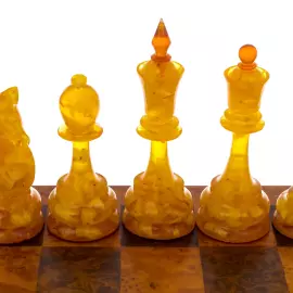 Шахматы из капа с янтарными фигурами