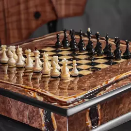 Шахматный стол из корня ореха и янтаря "Инфинити" светлый