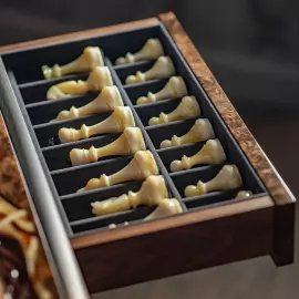 Шахматный стол из корня ореха и янтаря "Инфинити" светлый