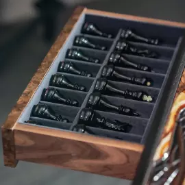 Шахматный стол из корня ореха и янтаря "Инфинити" светлый