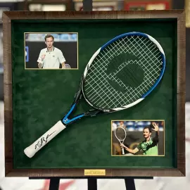 Теннисная ракетка с автографом Даниила Медведева