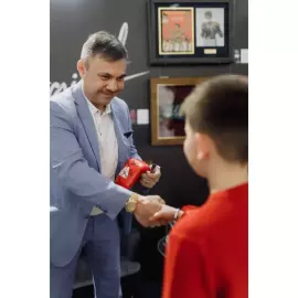 Перчатка с автографом, именным обращением и пожеланием боксёра Константина Цзю