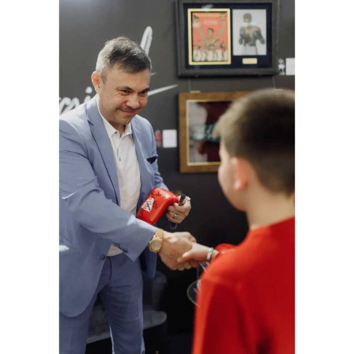 Перчатка с автографом, именным обращением и пожеланием боксёра Константина Цзю