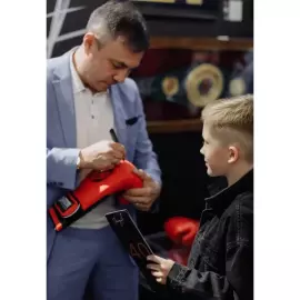 Перчатка с автографом, именным обращением и пожеланием боксёра Константина Цзю