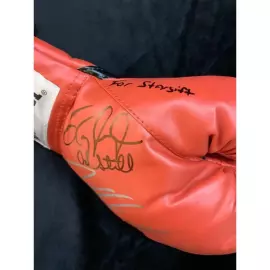 Перчатка с автографом, именным обращением и пожеланием боксёра Роя Джонса