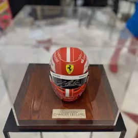 Мини-шлем с автографом автогонщика Шарля Леклера
