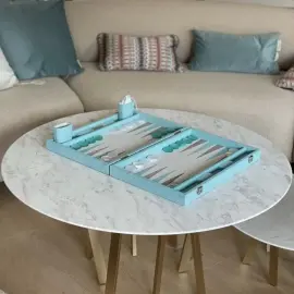 Эксклюзивный набор для игры в нарды "Alain" из кожи, бирюзовый, малый Эксклюзивный набор для игры в нарды "Alain" из кожи, бирюзовый, малый