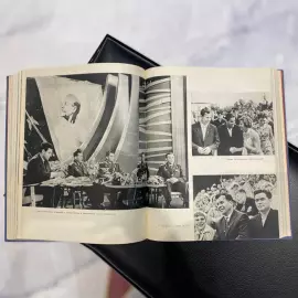 Книга с дарственной надписью и автографами космонавтов Андрияна Николаева и Павла Поповича