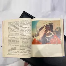 Книга с дарственной надписью и автографами космонавтов Андрияна Николаева и Павла Поповича