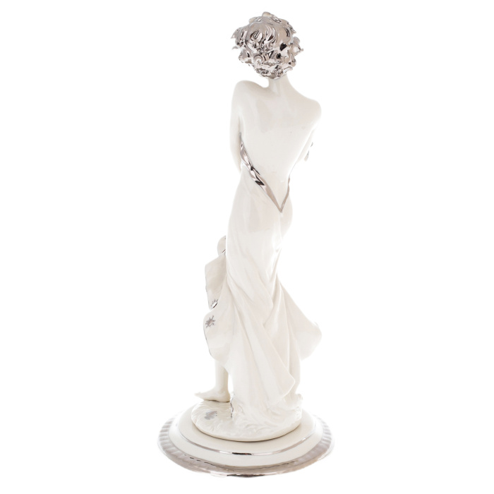 Porcelain statuette "Lady with bouquet"