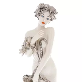 Статуэтка из фарфора  "Дама с букетом"