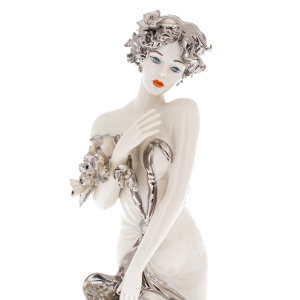 Porcelain statuette "Lady with bouquet"