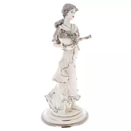 Статуэтка из фарфора  "Дама с корзиной цветов"