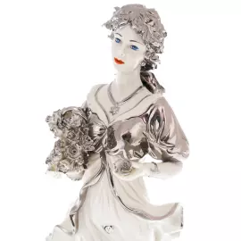 Статуэтка из фарфора  "Дама с корзиной цветов"