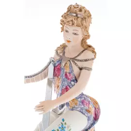 Статуэтка из фарфора "Дама с арфой"