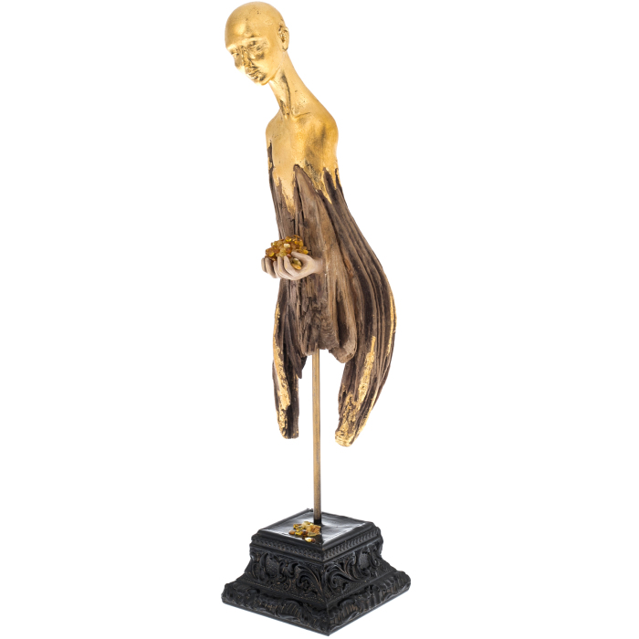 The author's sculpture made of wood "The Guardian"
