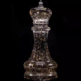 Скульптура в виде шахматной фигуры "Король / King"