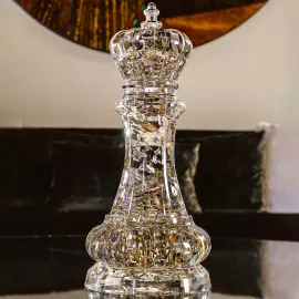 Скульптура в виде шахматной фигуры "Король / King"