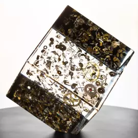 Скульптура "Time Squared" большой куб