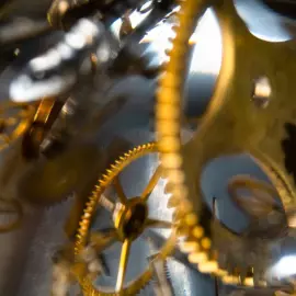 Sculpture "Lost in Time" small skull