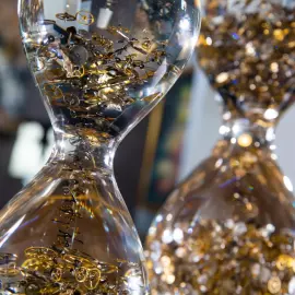 Скульптура в виде песочных часов "Passage Through Time" большая