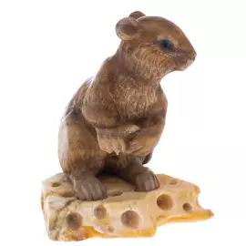 Скульптура из ангидрита "Мышь на сыре"