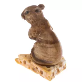 Скульптура из ангидрита "Мышь на сыре"