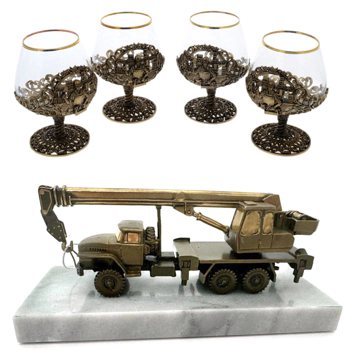 Gift set "Builder" with cognac glasses and a statuette "Truck crane"