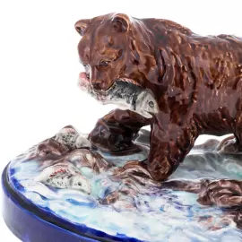 Статуэтка из фаянса "Медведь на охоте"