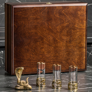 A set of Snake stacks with a figurine, for 3 people, in a box