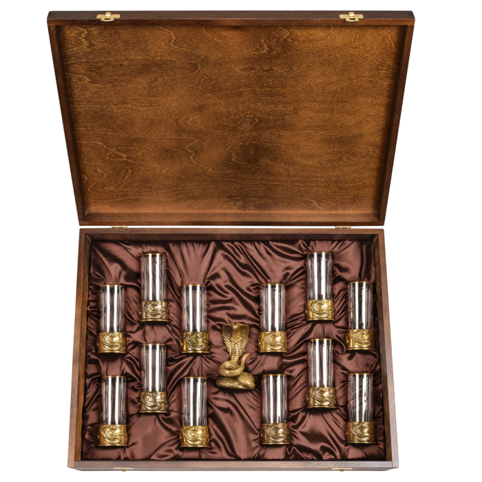 A set of Snake stacks with a figurine, for 12 people, in a box