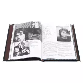 Книга в кожаном переплете "Виктор Цой. История легенды" в коробе