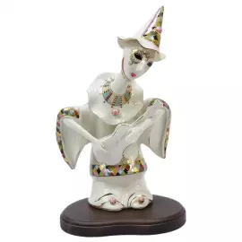 Скульптура из фарфора "Пьеро с гитарой"