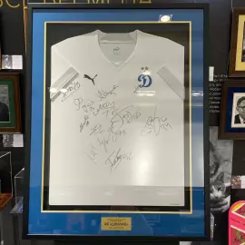 Футболка с автографами игроков основного состава ФК «Динамо» сезона 2023/2024