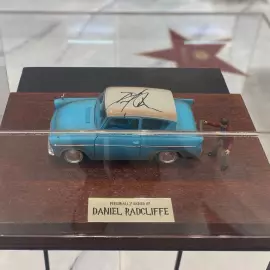 Модель машинки из фильма «Гарри Поттер и тайная комната» с автографом Дэниэла Рэдклиффа, дерево