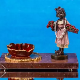 Композиция из мрамора и бронзы "Нежность" с вазочкой